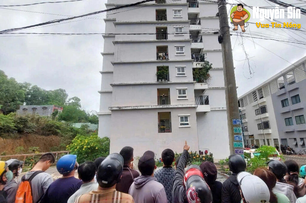 Bình Định: Camera vụ 1 ng rơi từ trên cao xuống ở Chung cư Xuân Thuỷ, suýt trúng người đi xe đạp ngang qua luôn
