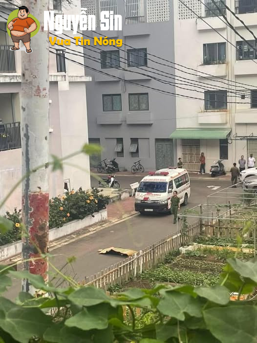 Bình Định: Camera vụ 1 ng rơi từ trên cao xuống ở Chung cư Xuân Thuỷ, suýt trúng người đi xe đạp ngang qua luôn