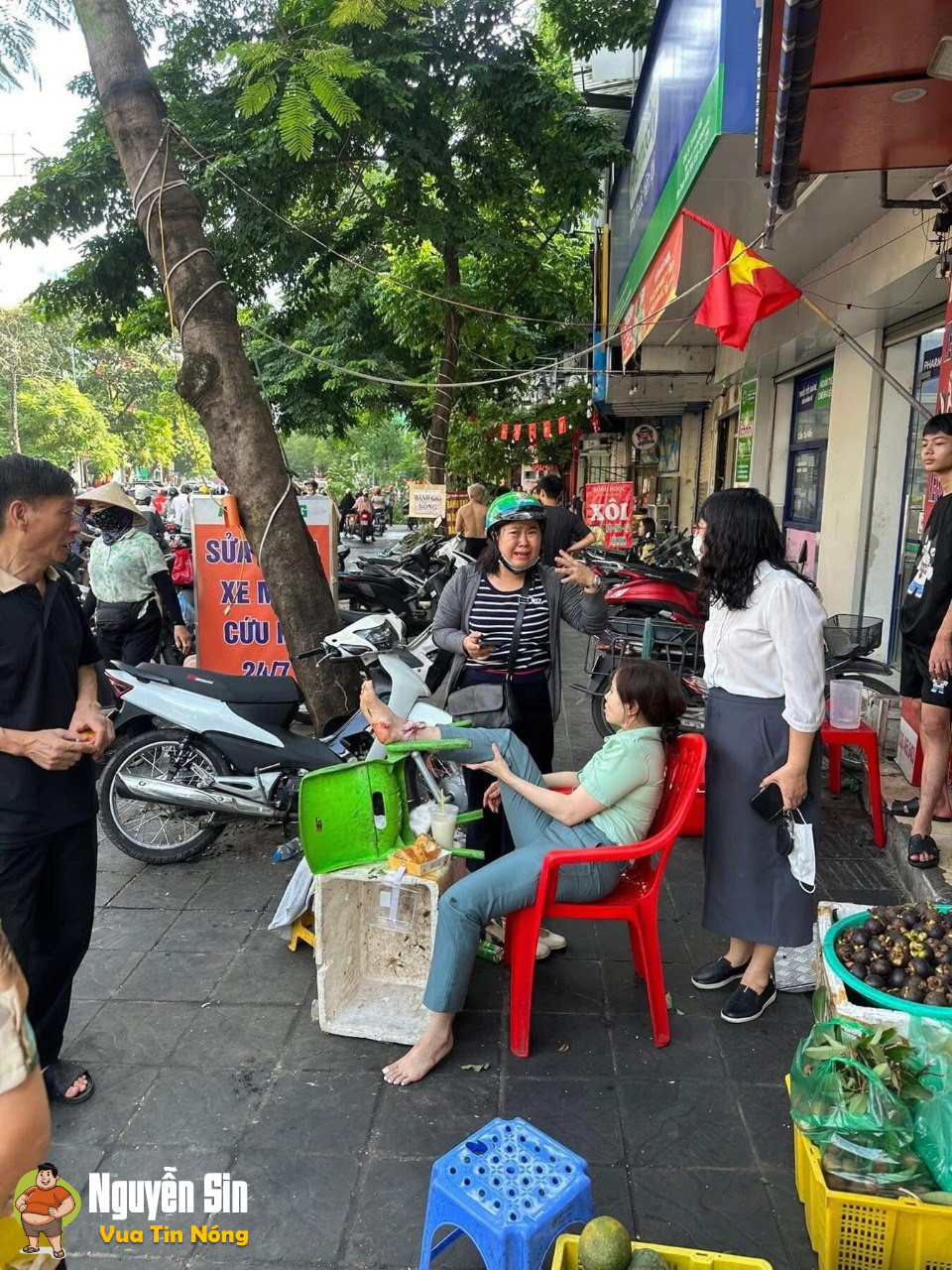 ❗️Chị gái lái xe gây tai nạn liên hoàn, người bị thương + xe máy nằm la liệt.Ngã tư Đại La, Trần Đại Nghĩa, HN.