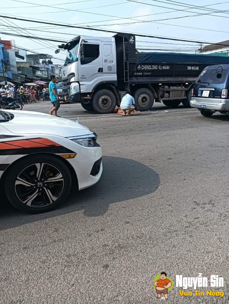 Trảng Bàng Tây Ninh: Tngt giữa ng đi bộ và xe ben, ng chia 1/2