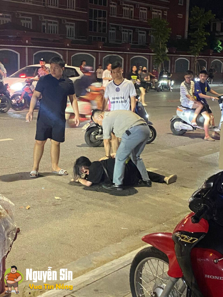 Nghệ An: Hot girl Ngân Baby đêm qua không hiểu vì lý do gì mà tương tác cây ATM và kính ô tô sau đó bị 1 người đàn ông tương tác lại.