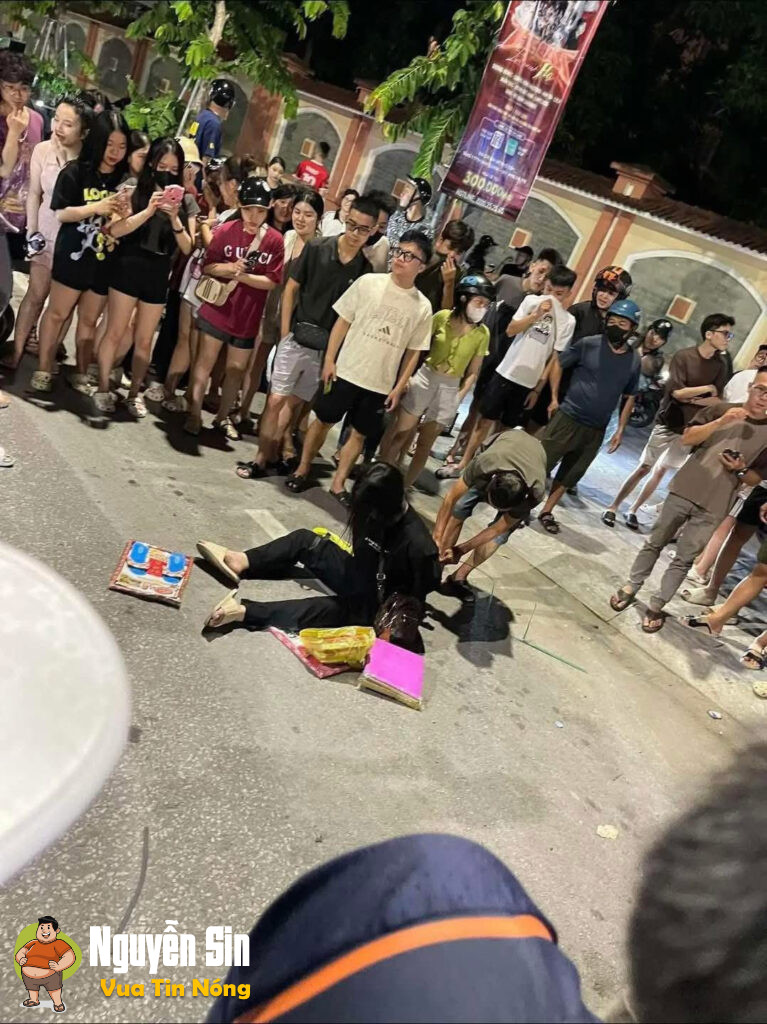 Nghệ An: Hot girl Ngân Baby đêm qua không hiểu vì lý do gì mà tương tác cây ATM và kính ô tô sau đó bị 1 người đàn ông tương tác lại.