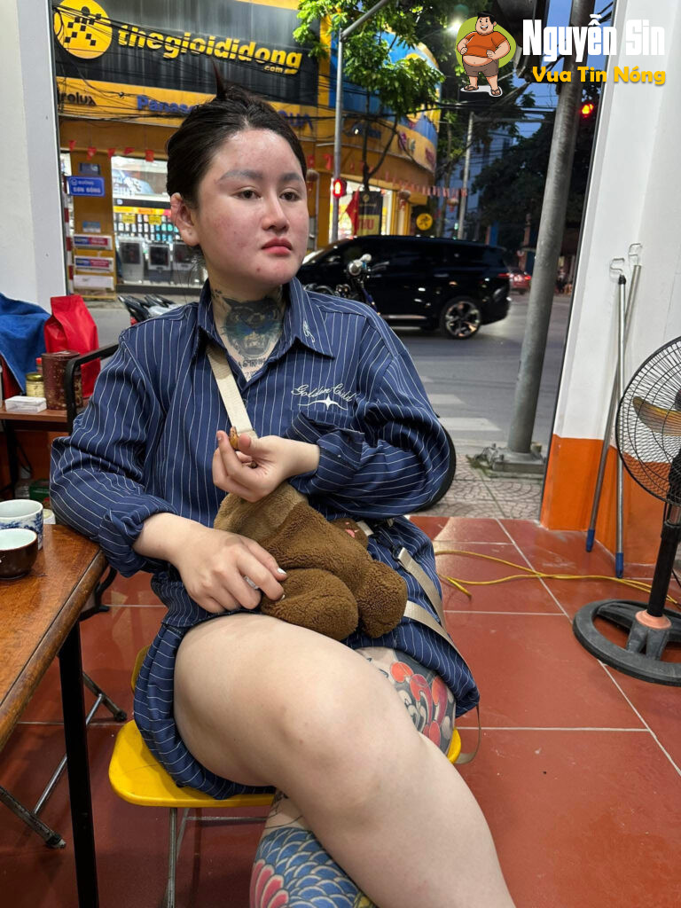 Nghệ An: Hot girl Ngân Baby đêm qua không hiểu vì lý do gì mà tương tác cây ATM và kính ô tô sau đó bị 1 người đàn ông tương tác lại.