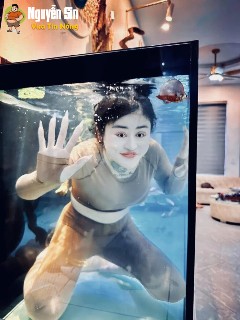 Nghệ An: Hot girl Ngân Baby đêm qua không hiểu vì lý do gì mà tương tác cây ATM và kính ô tô sau đó bị 1 người đàn ông tương tác lại.
