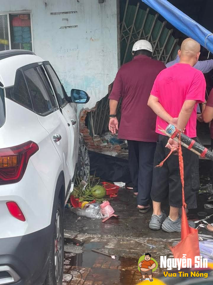 Vòng xoay Hùng Vương – Phan Thiết : chiếc xe hơi bất ngờ tông xe máy rồi lao thẳng vào quán bánh xèo. Vòng xoay Hùng Vương – Phan Thiết : chiếc xe hơi bất ngờ tông xe máy rồi lao thẳng vào quán bánh xèo.