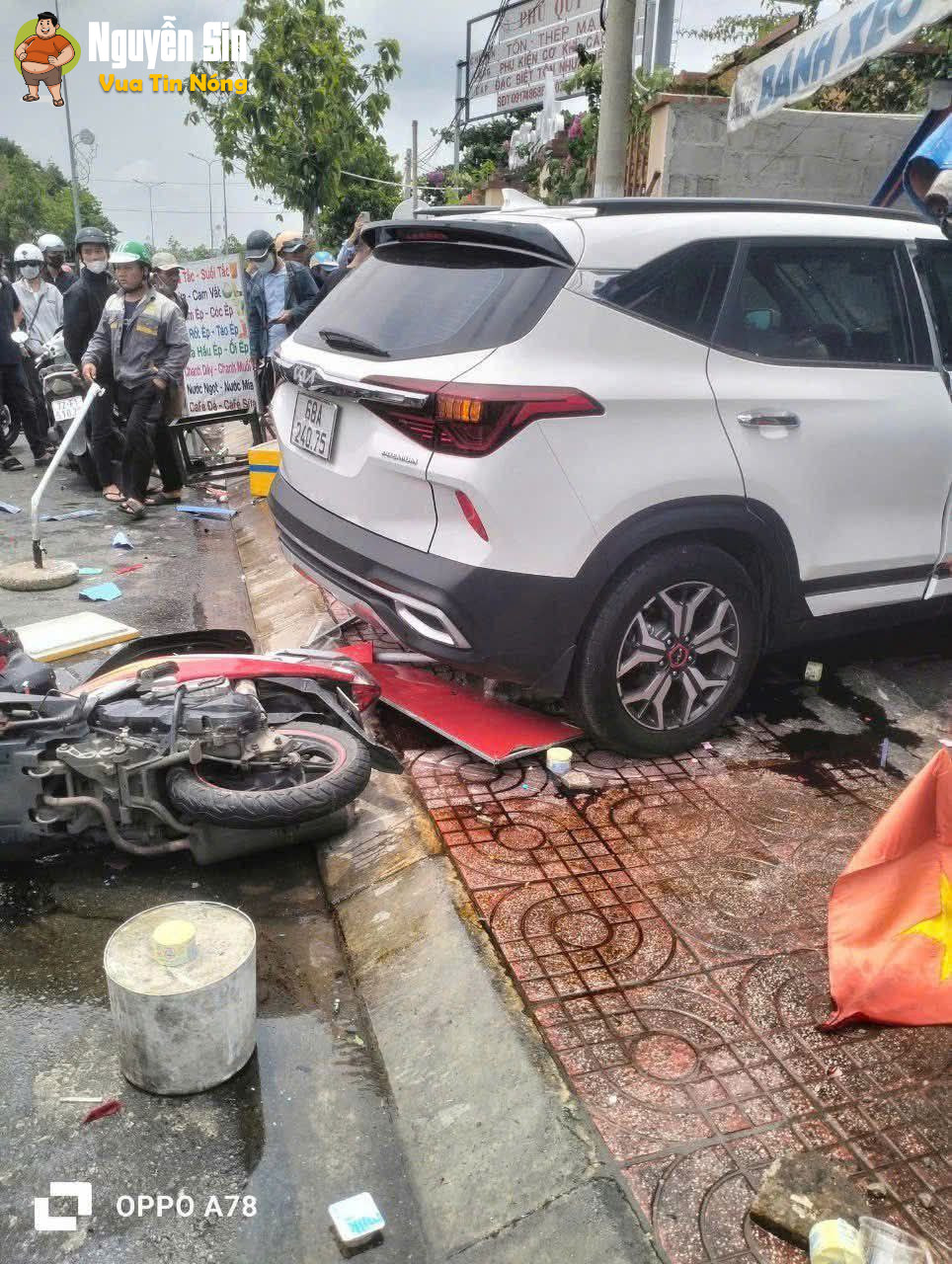 Vòng xoay Hùng Vương – Phan Thiết : chiếc xe hơi bất ngờ tông xe máy rồi lao thẳng vào quán bánh xèo. Vòng xoay Hùng Vương – Phan Thiết : chiếc xe hơi bất ngờ tông xe máy rồi lao thẳng vào quán bánh xèo.