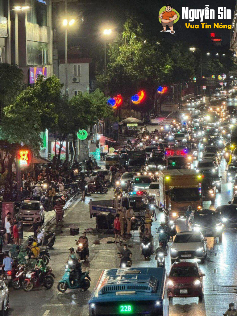 VỪA XONG TẠI TRẦN PHÚ, HÀ ĐÔNG, HÀ NỘI: Trời mưa đường trơn, bạn nữ ngã ra đường bị xe khách cán qua.