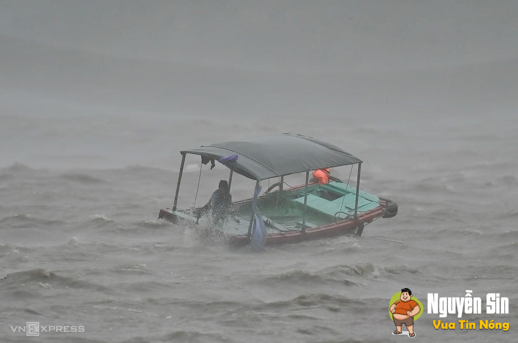 Tại cảng Cái Rồng, huyện Vân Đồn, Quảng Ninh, nhiều tàu thuyền đã neo đậu bị đứt dây, sóng lớn cuối trôi ra biển.