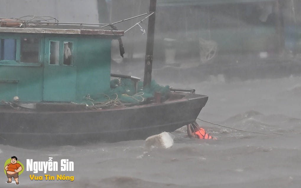 Tại cảng Cái Rồng, huyện Vân Đồn, Quảng Ninh, nhiều tàu thuyền đã neo đậu bị đứt dây, sóng lớn cuối trôi ra biển.