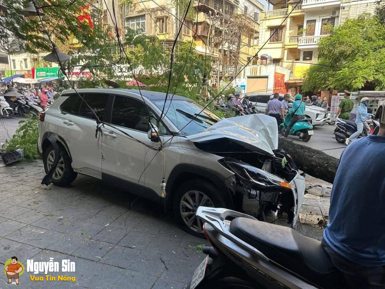 ❗️Chị gái lái xe gây tai nạn liên hoàn, người bị thương + xe máy nằm la liệt.Ngã tư Đại La, Trần Đại Nghĩa, HN.