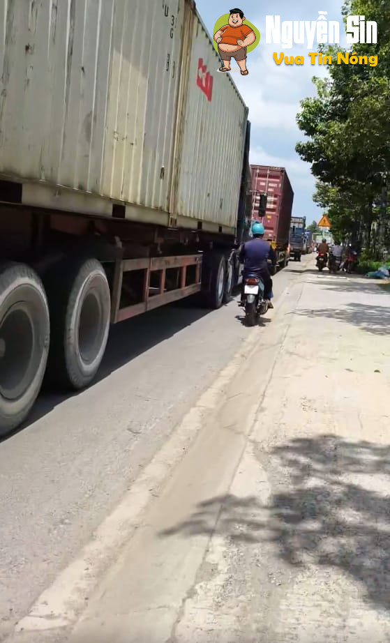 Bình Dương: Anh g-rap chở 2 mẹ con lưu thông trên đường MPTV, khi tới ngã 3 Chùa Châu Thới, thì bị xe tải c..an’ tvong cả 2 mẹ con 