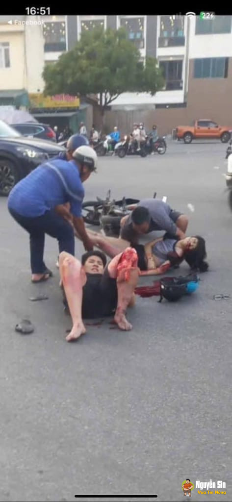 Vòng Xuyến Trà Cổ – Móng Cái – Quảng Ninh: 1 cặp nam nữ đi xe máy varcham với xe tải, bạn nữ đã TV