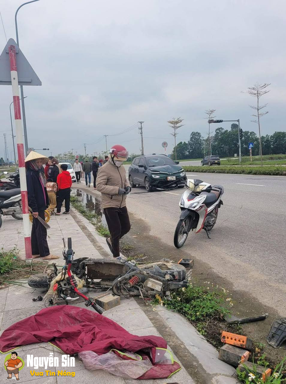 Hoằng Cát, Hoằng Hoá- Thanh Hoá: Oto va chạm với xe điện của 1 học sinh lớp 10