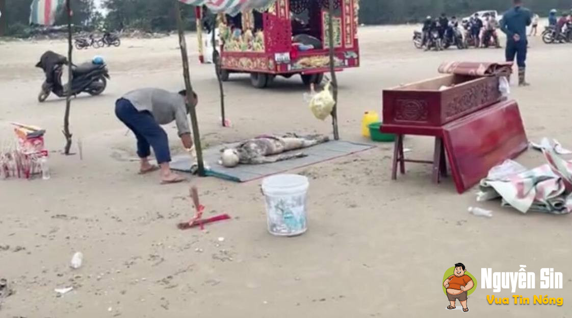Kỳ Anh – Hà Tĩnh: phát hiện 1 xác chết trôi dạt vào bờ, đang phân hủy. Cân nhắc khi xem