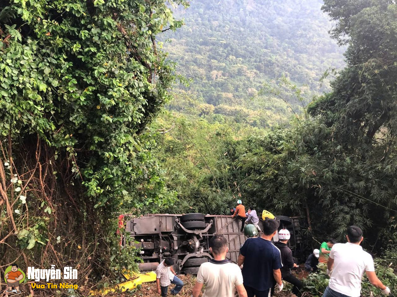 Vụ xe lao xuống vực trên đèo Bảo Lộc làm một người tử vong, ít nhất 3 người bị thương.