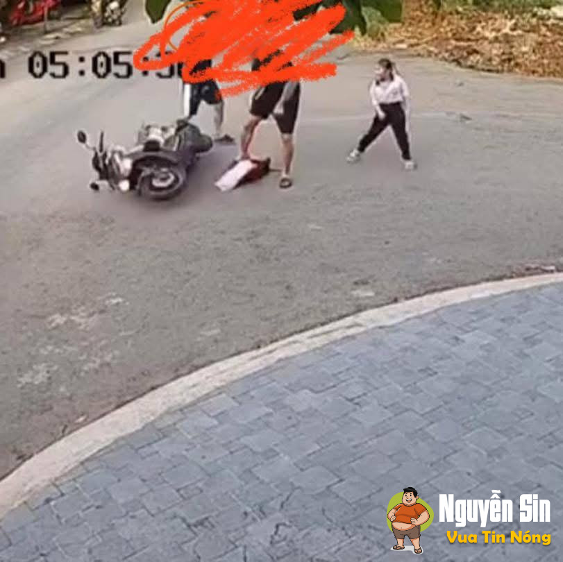 BẮT GIỮ TÀI XẾ Ô TÔ DÙNG GẬY BÓNG CHÀY TẤN CÔNG NGƯỜI ĐI XE MÁY CHỞ CON NHỎ Ở BÌNH DƯƠNG