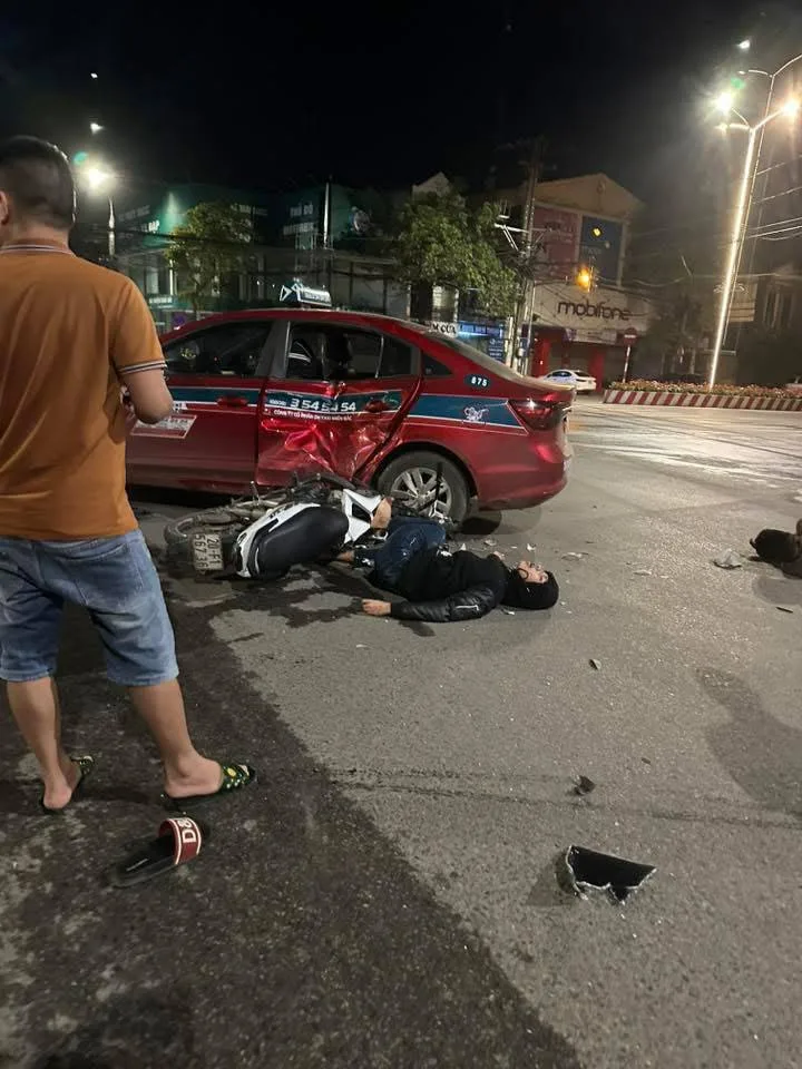 Ngã 4 Đèn Đỏ CMT8 – Thái Nguyên: Sáng sớm nay mấy con báo lùa nhau xong đâm vô taxi, 1 chú báo về còn kể như lập được chiến tích?