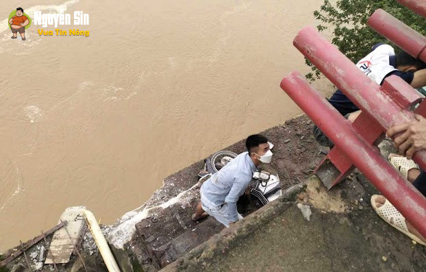 Sập Cầu Phong Châu nối liền hai huyện Lâm Thao và Tam Nông (Phú Thọ).