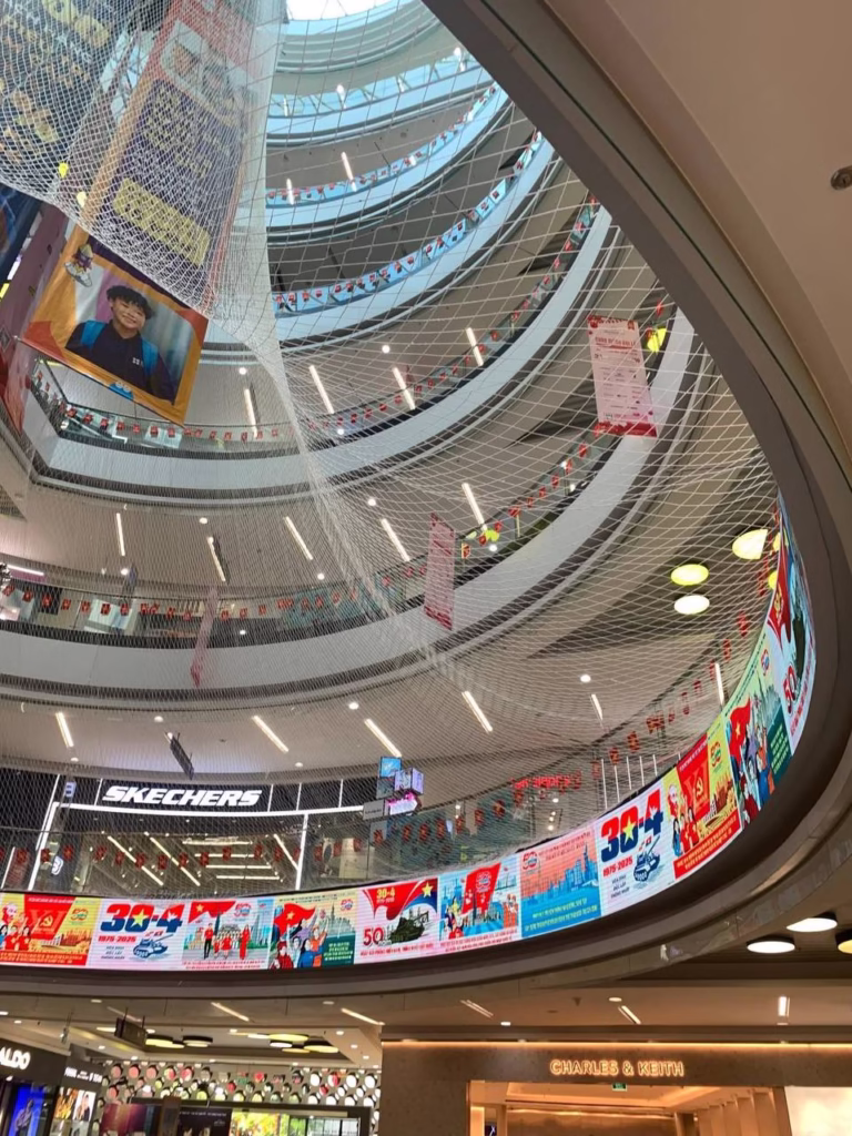 Vạn Hạnh Mall trong nỗ lực chống nhảy dù mà quên mang dù.. đã có lưới trời lồng lộng rồi nè