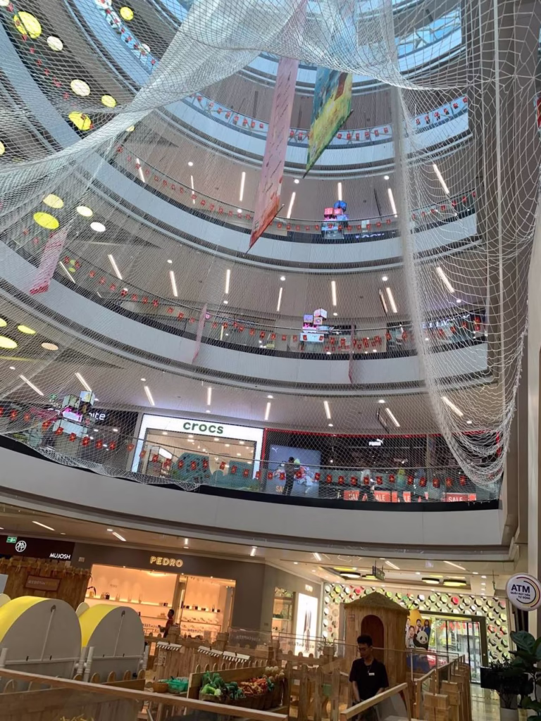 Vạn Hạnh Mall trong nỗ lực chống nhảy dù mà quên mang dù.. đã có lưới trời lồng lộng rồi nè