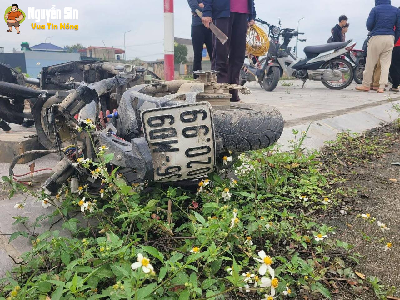 Hoằng Cát, Hoằng Hoá- Thanh Hoá: Oto va chạm với xe điện của 1 học sinh lớp 10