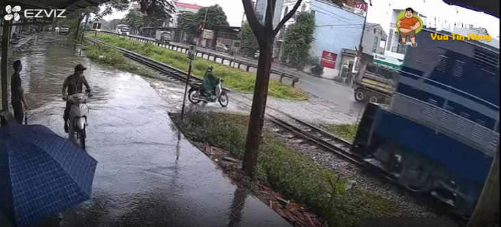 HỐ TRÁNG – BẮC NINH: Tiếng còi tàu rất lớn từ xa.. nhưng mà… HỐ TRÁNG – BẮC NINH: Tiếng còi tàu rất lớn từ xa.. nhưng mà…