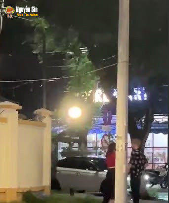 Đường Mai Thúc Lân – Đà Nẵng : Nghe nói bạn nữ trong video là người nước ngoàiBên Tây họ thoáng thật :)))