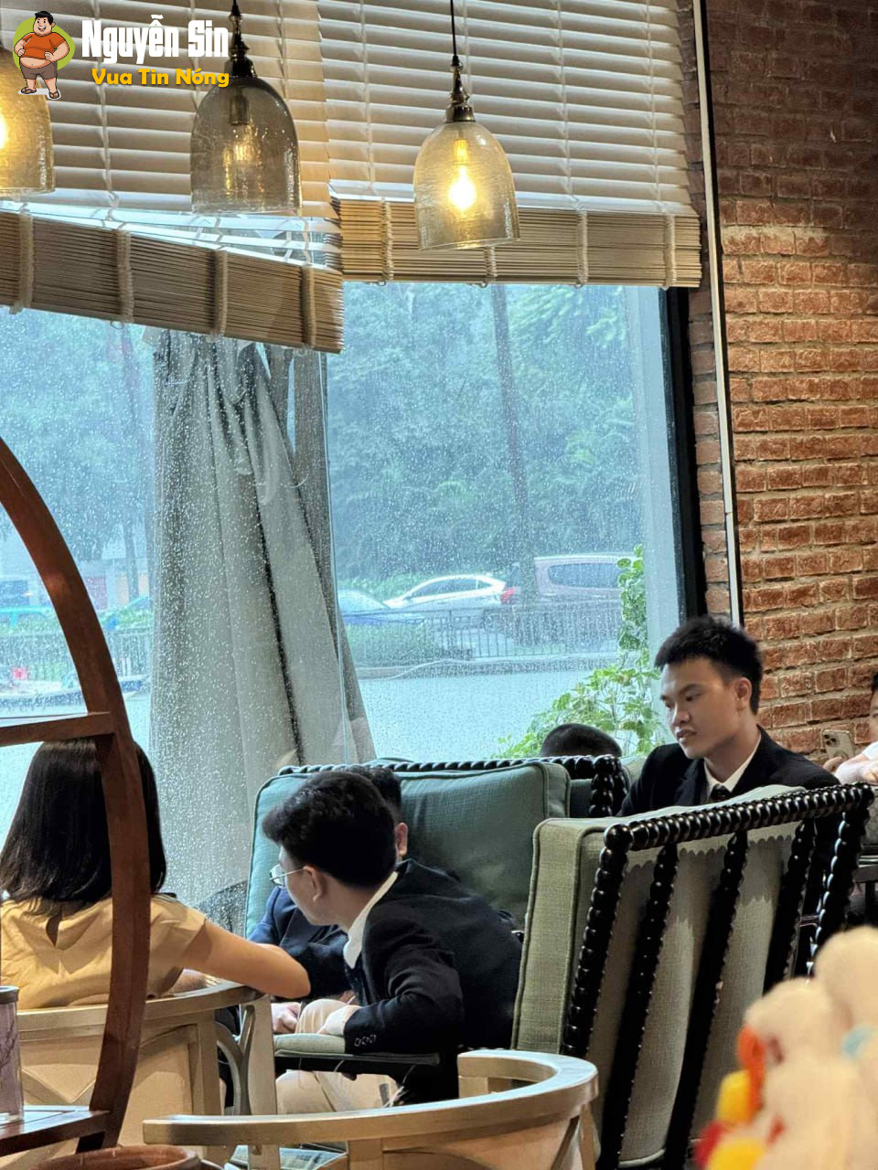 tổng tài VN, ra lệnh cho đa`n em tương tác nv quán CF