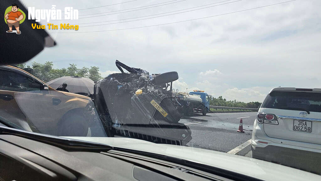 Camera ghi lại cảnh xe Hoàng Công tông vào xe bồn tưới cây trên cao tốc Pháp Vân – Cầu Giẽ sáng nay (15/9)