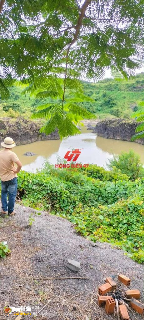 Hồ Đá Xanh- Buôn Đôn: 1 bạn bị trượt chân rồi 2 bạn.. xuống cứu