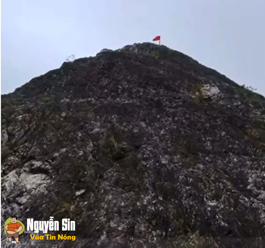 Dưới chân cột cờ Đèo Đá Trắng, mưa gió leo lên làm gì để rồi bị ng.ã. Khổ thế không biết. Nghe bảo là không qua khỏi!