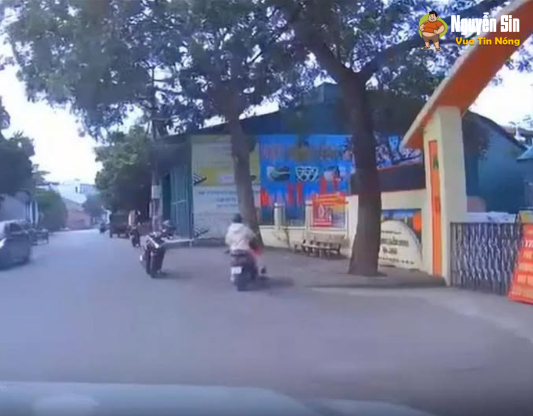 Mọi người hết sức cẩn thận khi cho trẻ nhỏ ngồi trước nhé. Nguy hiểm quá…