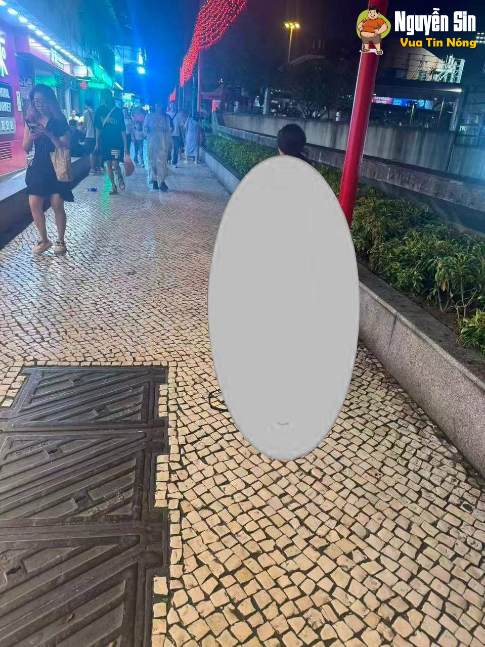 Cô gái bên Trung Quốc trần như nhộng giữa chỗ đông người