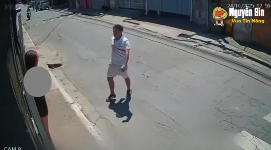 Cô gái bị 1 ng đàn ông dùng vào lưng, và vẫn đang găm trên người cô gái