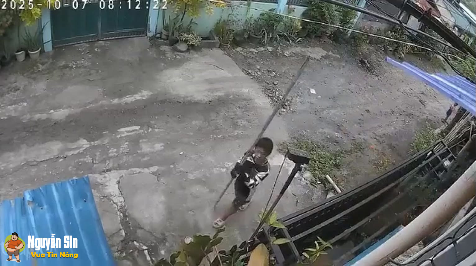 Nc Ngoài:Một đoạn video ghi lại cảnh một công nhân xây dựng người Philippines vô tình chạm vào dây điện trong lúc làm việc và bị dòng điện giật tv anh. Khuyến cáo người xem nên cân nhắc kỹ. Nc Ngoài:Một đoạn video ghi lại cảnh một công nhân xây dựng người Philippines vô tình chạm vào dây điện trong lúc làm việc và bị dòng điện giật tv anh. Khuyến cáo người xem nên cân nhắc kỹ.