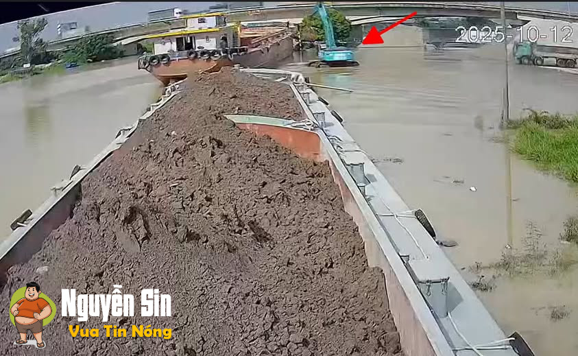 Bác tài và chiếc xe múc mất tích trong tích tắc