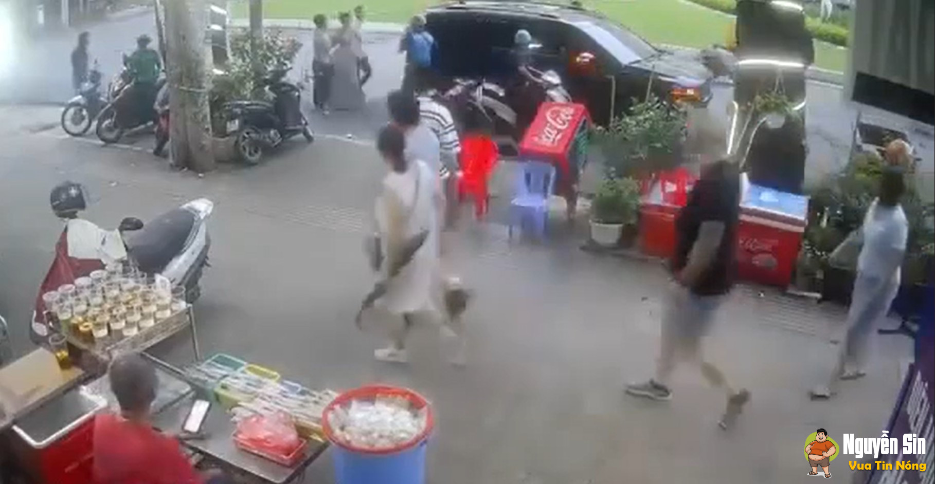 Camera ghi lại khoảnh khắc Ngân 98 bị ba’t khi đi đang lưu thông trên đường. Camera ghi lại khoảnh khắc Ngân 98 bị ba’t khi đi đang lưu thông trên đường.