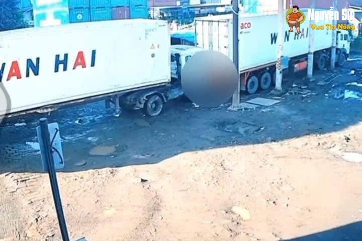 Vjdeo ông áo trắng chắc đang đình leo lên kiểm cont, không ngờ xe sau trôi tới không kịp thoát ra…