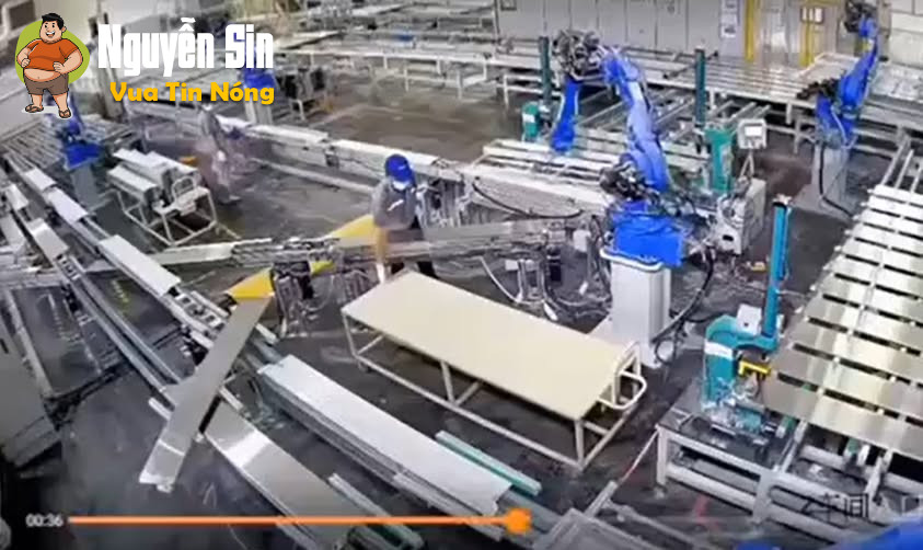 Tấm thép đè bẹp công nhân khi anh ta cố gắng giải cứu một đồng nghiệp khác