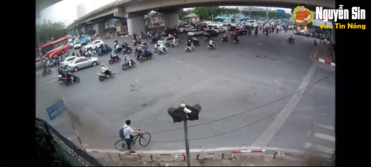Camera ghi lại vụ TN sáng nay tại bến xe nước ngầm, cha’u hs đã không qua khỏi