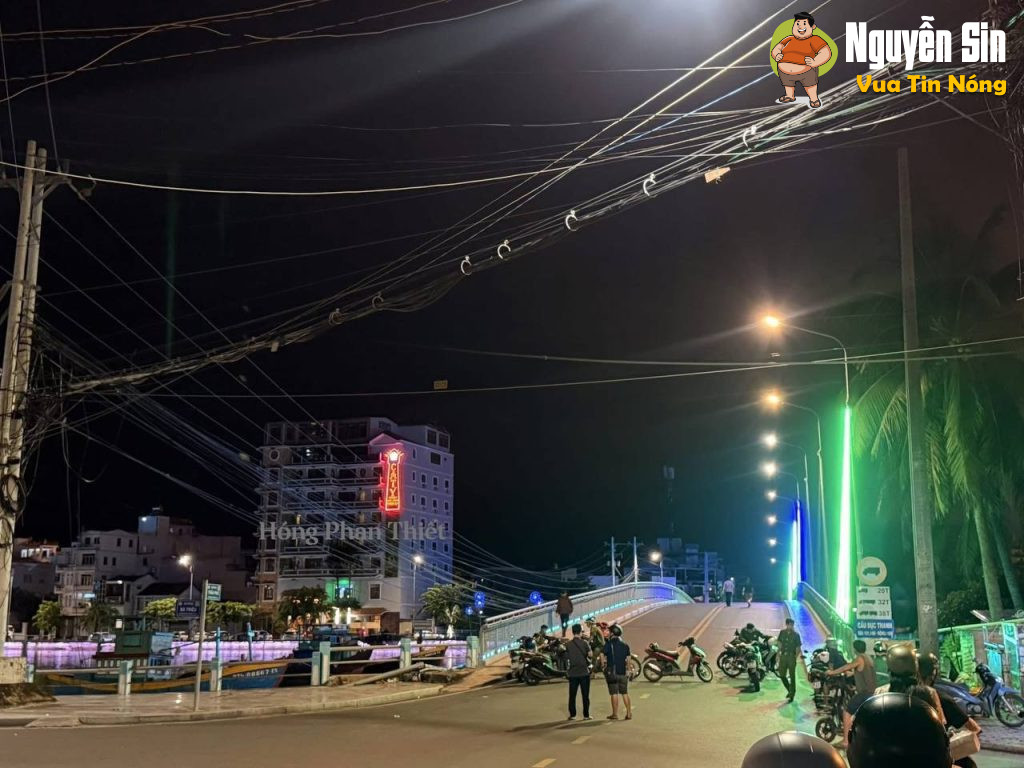 Thanh niên 16 tuổi bị sathại vô cớ trên cầu Dục Thanh chỉ vì một cái nhìn Thanh niên 16 tuổi bị sathại vô cớ trên cầu Dục Thanh chỉ vì một cái nhìn