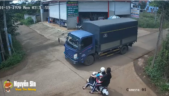 Đắk Lắk: 3 bé gái đèo nhau đi xe đạp điện va chạm với xe tải, 01 bé đã mất ạ Đắk Lắk: 3 bé gái đèo nhau đi xe đạp điện va chạm với xe tải, 01 bé đã mất ạ