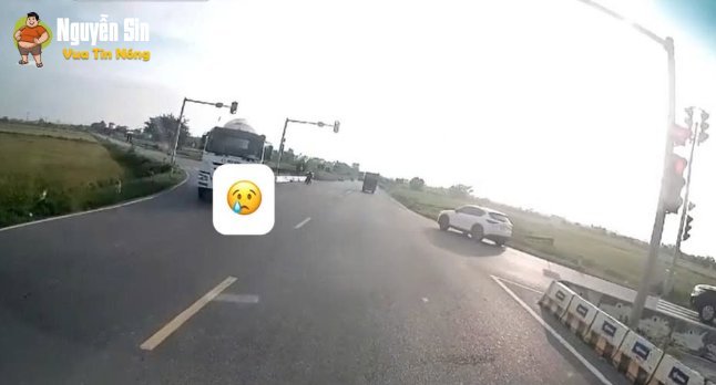 Bình Xuyên-Vĩnh Phúc cũ: 2 học sinh đi xe điện không may varcham với xe bồn ở ngã tư đèn đỏ, khiến 1 em TV ko còn nguyen ven Bình Xuyên-Vĩnh Phúc cũ: 2 học sinh đi xe điện không may varcham với xe bồn ở ngã tư đèn đỏ, khiến 1 em TV ko còn nguyen ven