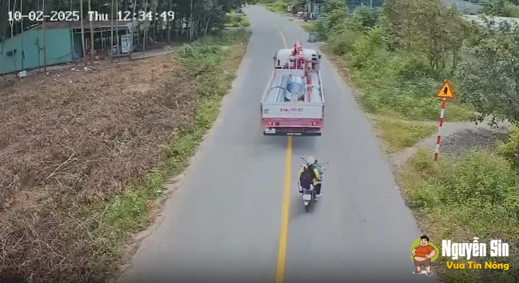 Xã Phú Giáo, TP.HCM: mẹ chở con gái đi học varcham với xe tải, khiến người mẹ tuvong – con gái đi cấp cứu