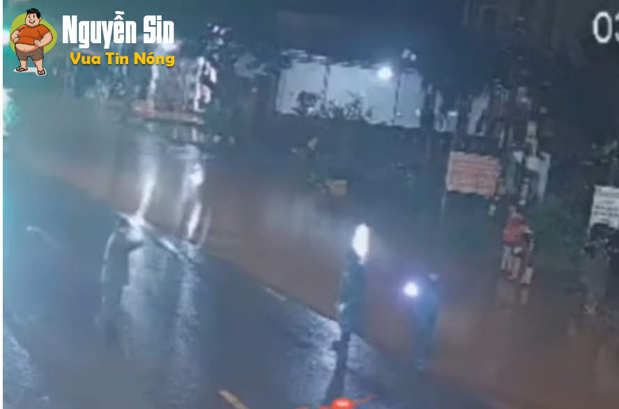 Do mưa lớn làm ngập quốc lộ 27, chủ tịch UBND xã Dray Bhăng (Đắk Lắk) ra hiện trường điều tiết giao thông và không may bị nữ tài xế ô tô tông tử vong. 🙏