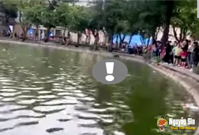 Một cô gái thoát y đi xuống hồ Gươm và từ từ ra đi mãi mãi