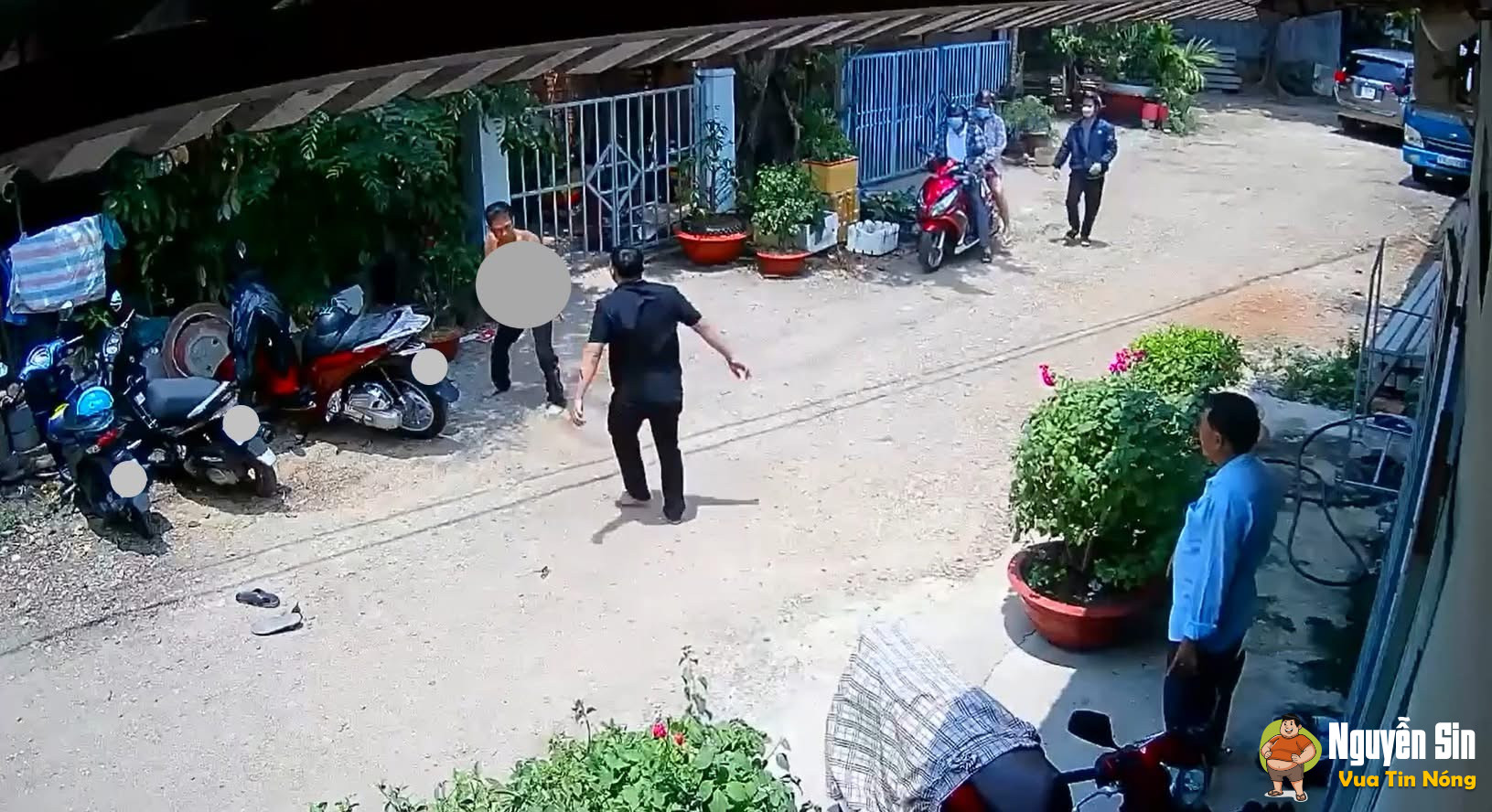 Dù sao cũng là cha con mà nó làm vậy