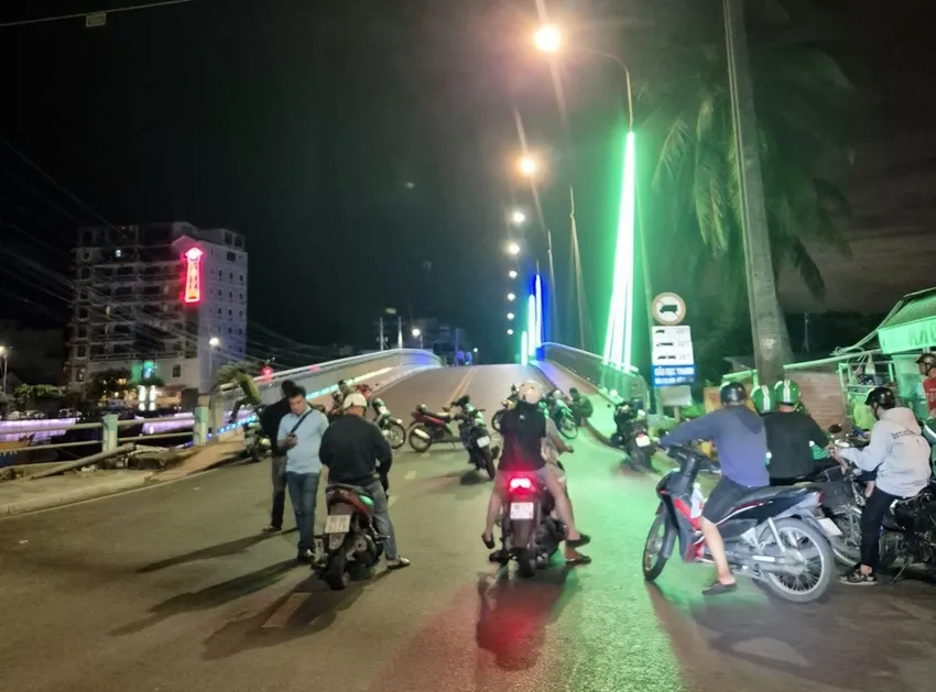 Thanh niên 16 tuổi bị sathại vô cớ trên cầu Dục Thanh chỉ vì một cái nhìn Thanh niên 16 tuổi bị sathại vô cớ trên cầu Dục Thanh chỉ vì một cái nhìn