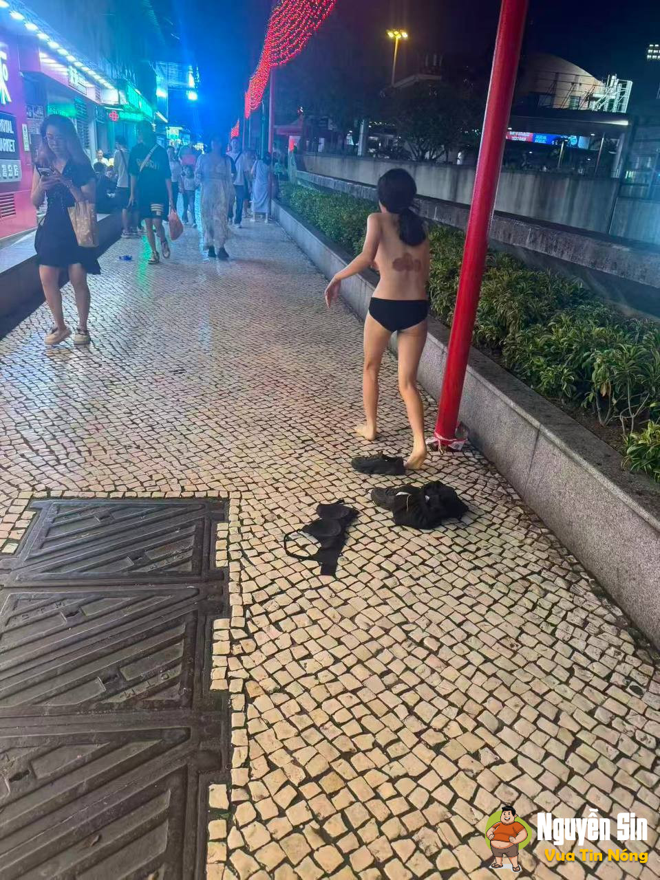 Cô gái bên Trung Quốc trần như nhộng giữa chỗ đông người