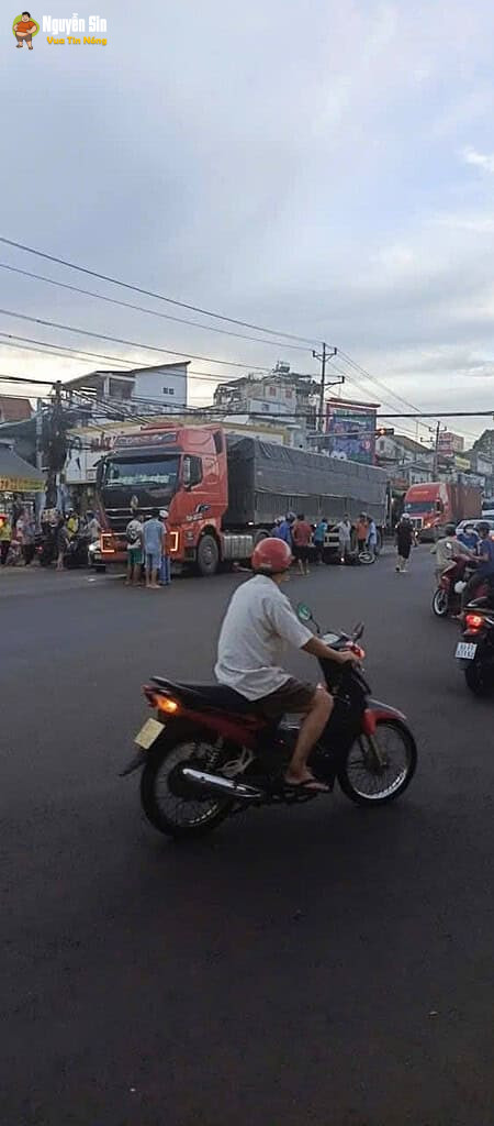 (Cập nhật video) Lộc Ninh – Đồng Nai: varcham giữa xe đầu kéo 1ng phụ nữ TV ko còn nguyên vẹn (Cập nhật video) Lộc Ninh – Đồng Nai: varcham giữa xe đầu kéo 1ng phụ nữ TV ko còn nguyên vẹn